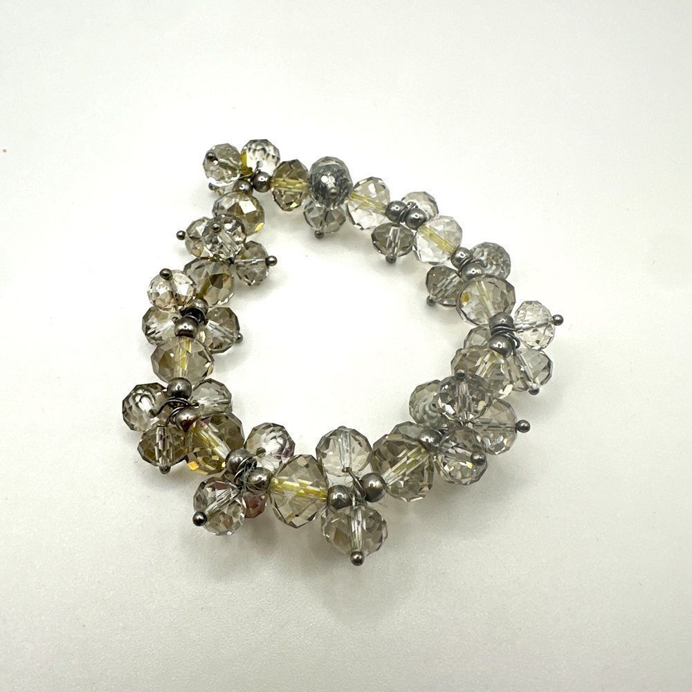 SALE!‎ Beautiful light gray crystal beaded cluster stretch bracelet!